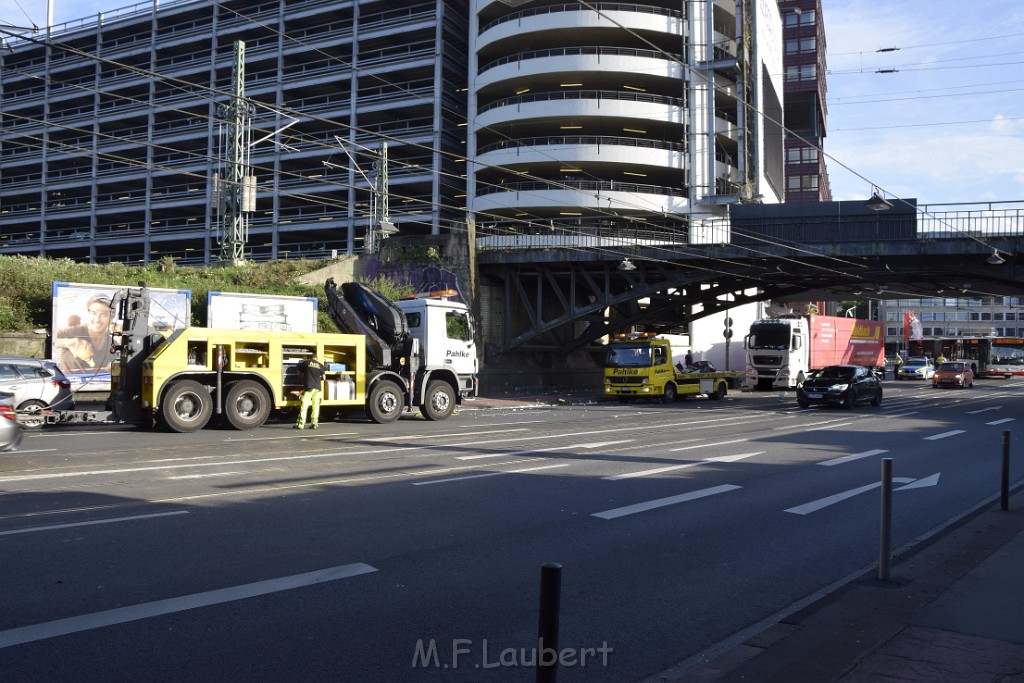 LKW blieb unter Bruecke haengen Koeln Deutz Opladenerstr Deutz Muelheimerstr P159.JPG - Miklos Laubert